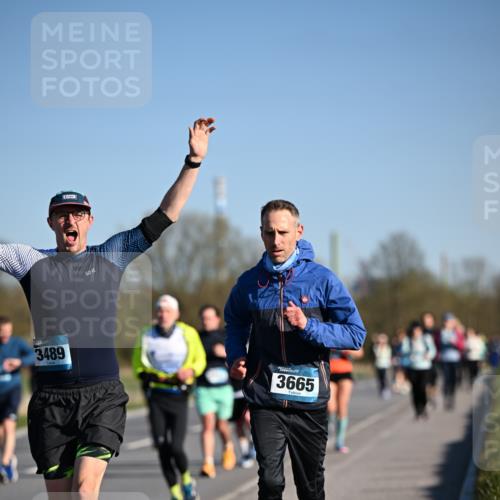 06.04.2025 - 44. Internationalen Wilhelmsburger Insellauf Dr. Thomas Lammeyer http://msf.ph/oto/7558325 06.04.2025 09:34:30 Laufen 3489, 3665 meine-sportfotos.de