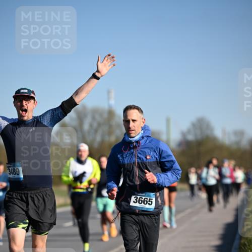 06.04.2025 - 44. Internationalen Wilhelmsburger Insellauf Dr. Thomas Lammeyer http://msf.ph/oto/7558327 06.04.2025 09:34:30 Laufen 3489, 3665 meine-sportfotos.de