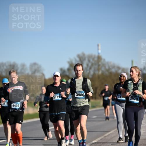 06.04.2025 - 44. Internationalen Wilhelmsburger Insellauf Dr. Thomas Lammeyer http://msf.ph/oto/7560474 06.04.2025 09:35:53 Laufen 3980, 3719, 345, 3979, 372, 4457 meine-sportfotos.de
