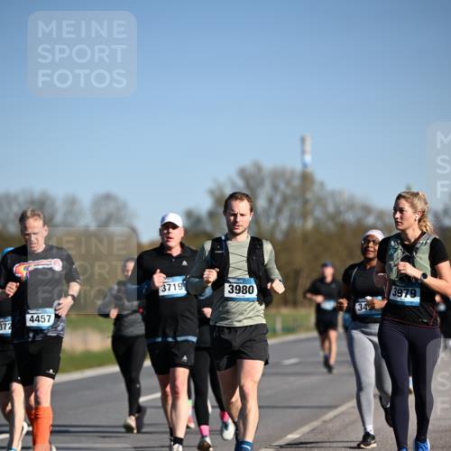 06.04.2025 - 44. Internationalen Wilhelmsburger Insellauf Dr. Thomas Lammeyer http://msf.ph/oto/7560479 06.04.2025 09:35:53 Laufen 372, 4457, 3719, 3980, 34, 3979 meine-sportfotos.de