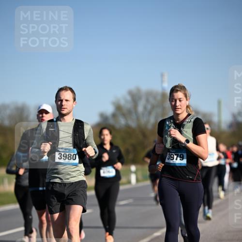 06.04.2025 - 44. Internationalen Wilhelmsburger Insellauf Dr. Thomas Lammeyer http://msf.ph/oto/7560528 06.04.2025 09:35:55 Laufen 3980, 3979 meine-sportfotos.de