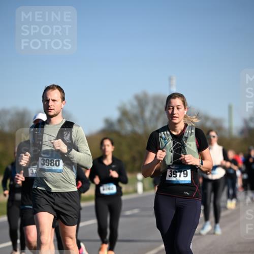 06.04.2025 - 44. Internationalen Wilhelmsburger Insellauf Dr. Thomas Lammeyer http://msf.ph/oto/7560533 06.04.2025 09:35:55 Laufen 37, 3980, 3979 meine-sportfotos.de