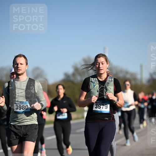 06.04.2025 - 44. Internationalen Wilhelmsburger Insellauf Dr. Thomas Lammeyer http://msf.ph/oto/7560543 06.04.2025 09:35:55 Laufen 3980, 3979 meine-sportfotos.de