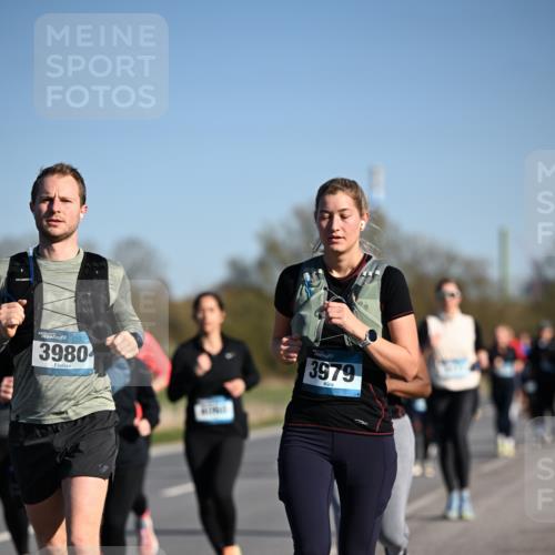 06.04.2025 - 44. Internationalen Wilhelmsburger Insellauf Dr. Thomas Lammeyer http://msf.ph/oto/7560548 06.04.2025 09:35:56 Laufen 3980, 3979 meine-sportfotos.de