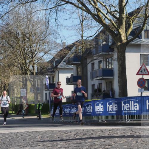 06.04.2025 - 44. Internationalen Wilhelmsburger Insellauf Luisa Fischer http://msf.ph/oto/7560690 06.04.2025 10:28:22 Ziel 4250, 4263, 4174 meine-sportfotos.de