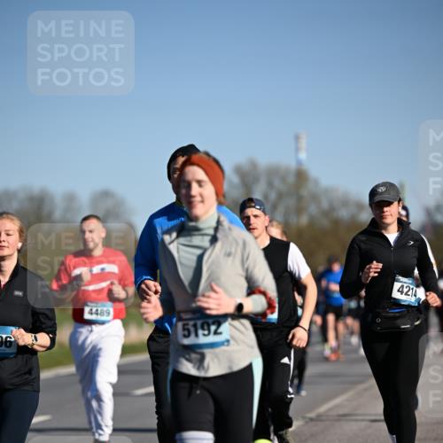 06.04.2025 - 44. Internationalen Wilhelmsburger Insellauf Dr. Thomas Lammeyer http://msf.ph/oto/7560884 06.04.2025 09:36:07 Laufen 96, 4489, 5192, 4214 meine-sportfotos.de