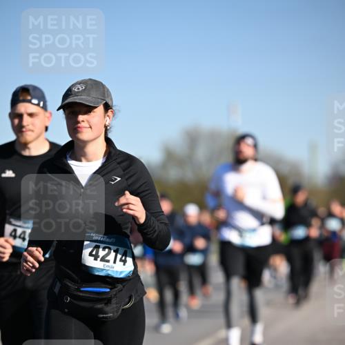 06.04.2025 - 44. Internationalen Wilhelmsburger Insellauf Dr. Thomas Lammeyer http://msf.ph/oto/7560966 06.04.2025 09:36:09 Laufen 1, 44, 44, 4214 meine-sportfotos.de