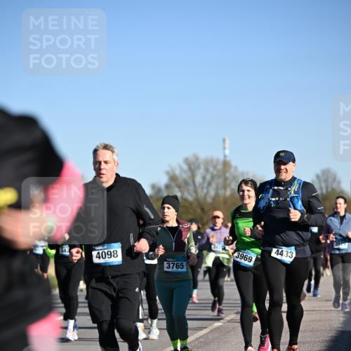 06.04.2025 - 44. Internationalen Wilhelmsburger Insellauf Dr. Thomas Lammeyer http://msf.ph/oto/7561298 06.04.2025 09:36:22 Laufen 4098, 3765, 3022, 3969, 4433 meine-sportfotos.de