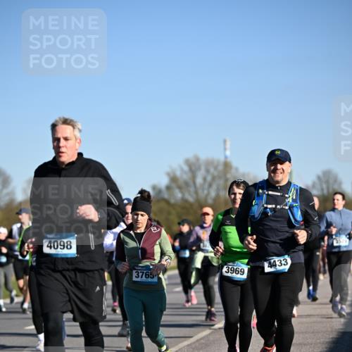 06.04.2025 - 44. Internationalen Wilhelmsburger Insellauf Dr. Thomas Lammeyer http://msf.ph/oto/7561316 06.04.2025 09:36:22 Laufen 4098, 37654, 3969, 4433 meine-sportfotos.de