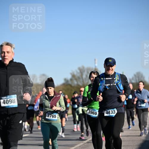 06.04.2025 - 44. Internationalen Wilhelmsburger Insellauf Dr. Thomas Lammeyer http://msf.ph/oto/7561327 06.04.2025 09:36:23 Laufen 4098, 3969, 4433, 3765 meine-sportfotos.de