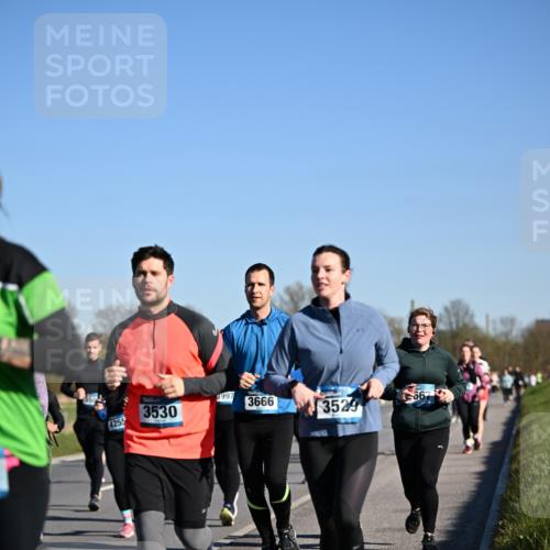 06.04.2025 - 44. Internationalen Wilhelmsburger Insellauf Dr. Thomas Lammeyer http://msf.ph/oto/7561446 06.04.2025 09:36:28 Laufen 997, 3530, 3666, 4255, 3529, 66 meine-sportfotos.de