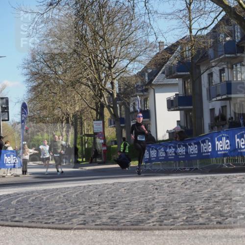 06.04.2025 - 44. Internationalen Wilhelmsburger Insellauf Luisa Fischer http://msf.ph/oto/7561779 06.04.2025 10:30:14 Ziel 3562 meine-sportfotos.de