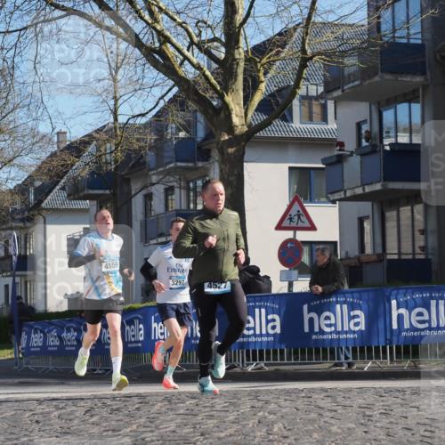 06.04.2025 - 44. Internationalen Wilhelmsburger Insellauf Luisa Fischer http://msf.ph/oto/7561829 06.04.2025 10:30:19 Ziel 4559, 3297, 4527 meine-sportfotos.de