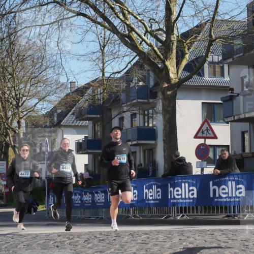 06.04.2025 - 44. Internationalen Wilhelmsburger Insellauf Luisa Fischer http://msf.ph/oto/7562091 06.04.2025 10:30:37 Ziel 4472, 4471, 4419 meine-sportfotos.de