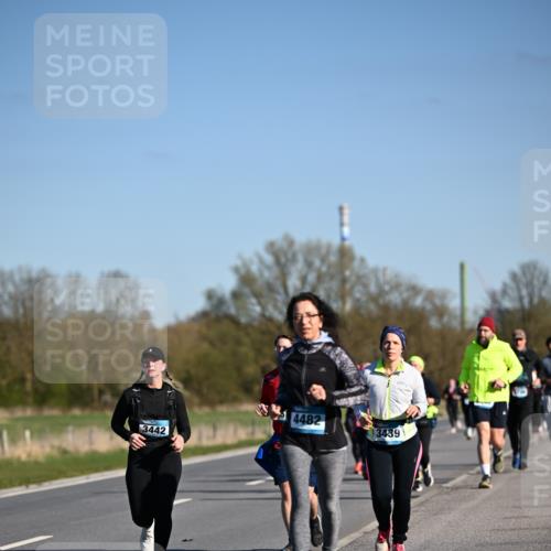 06.04.2025 - 44. Internationalen Wilhelmsburger Insellauf Dr. Thomas Lammeyer http://msf.ph/oto/7563893 06.04.2025 09:38:47 Laufen 3442, 4482, 3439 meine-sportfotos.de
