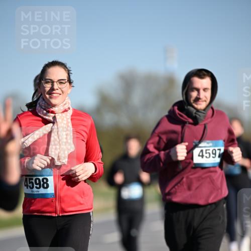 06.04.2025 - 44. Internationalen Wilhelmsburger Insellauf Dr. Thomas Lammeyer http://msf.ph/oto/7564372 06.04.2025 09:39:16 Laufen 4598, 4597 meine-sportfotos.de