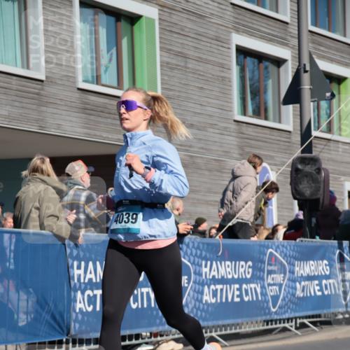 06.04.2025 - 44. Internationalen Wilhelmsburger Insellauf A. Gomolzig http://msf.ph/oto/7572070 06.04.2025 10:45:06 Ziel 4039, 4361 meine-sportfotos.de