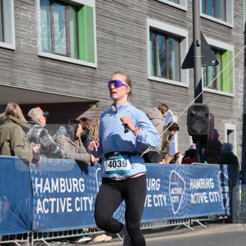 06.04.2025 - 44. Internationalen Wilhelmsburger Insellauf A. Gomolzig http://msf.ph/oto/7572072 06.04.2025 10:45:06 Ziel 4039, 4361 meine-sportfotos.de