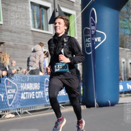 06.04.2025 - 44. Internationalen Wilhelmsburger Insellauf A. Gomolzig http://msf.ph/oto/7572127 06.04.2025 10:44:54 Ziel 3603, 3789, 4097, 4480 meine-sportfotos.de