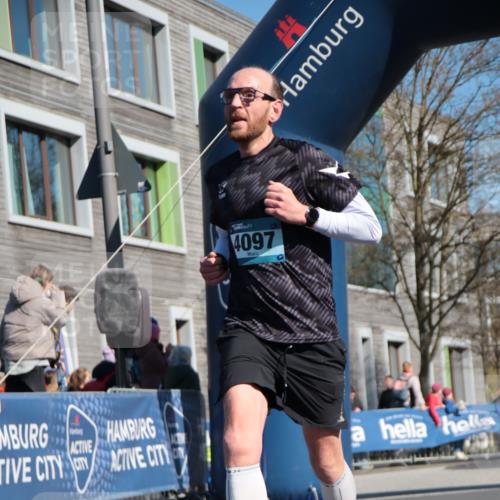 06.04.2025 - 44. Internationalen Wilhelmsburger Insellauf A. Gomolzig http://msf.ph/oto/7572152 06.04.2025 10:44:50 Ziel 3893, 4097, 4480 meine-sportfotos.de