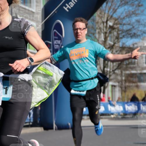 06.04.2025 - 44. Internationalen Wilhelmsburger Insellauf A. Gomolzig http://msf.ph/oto/7572222 06.04.2025 10:44:37 Ziel 3829, 3916, 3982, 4025, 4304, 4371, 4372, 5087, 5088 meine-sportfotos.de