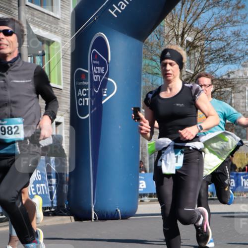 06.04.2025 - 44. Internationalen Wilhelmsburger Insellauf A. Gomolzig http://msf.ph/oto/7572242 06.04.2025 10:44:37 Ziel 3829, 3916, 3982, 4025, 4304, 4371, 4372, 5087, 5088 meine-sportfotos.de