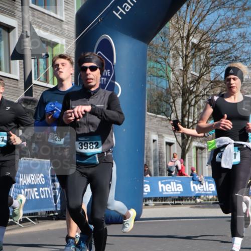 06.04.2025 - 44. Internationalen Wilhelmsburger Insellauf A. Gomolzig http://msf.ph/oto/7572252 06.04.2025 10:44:36 Ziel 3030, 3031, 3829, 3916, 3982, 4025, 4304, 4371, 4372, 5087, 5088 meine-sportfotos.de