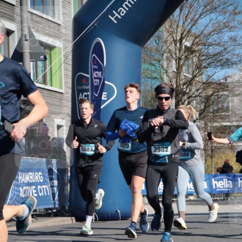 06.04.2025 - 44. Internationalen Wilhelmsburger Insellauf A. Gomolzig http://msf.ph/oto/7572278 06.04.2025 10:44:36 Ziel 3030, 3031, 3829, 3916, 3982, 4025, 4304, 4371, 4372, 5087, 5088 meine-sportfotos.de
