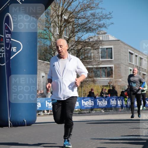 06.04.2025 - 44. Internationalen Wilhelmsburger Insellauf A. Gomolzig http://msf.ph/oto/7572394 06.04.2025 10:44:25 Ziel 3030, 3031, 3279, 3518, 4393, 4394, 4405, 4549 meine-sportfotos.de