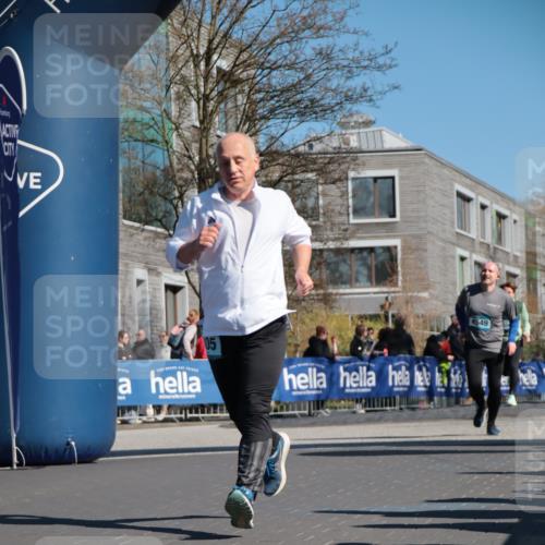 06.04.2025 - 44. Internationalen Wilhelmsburger Insellauf A. Gomolzig http://msf.ph/oto/7572397 06.04.2025 10:44:25 Ziel 3030, 3031, 3279, 3518, 4393, 4394, 4405, 4549 meine-sportfotos.de