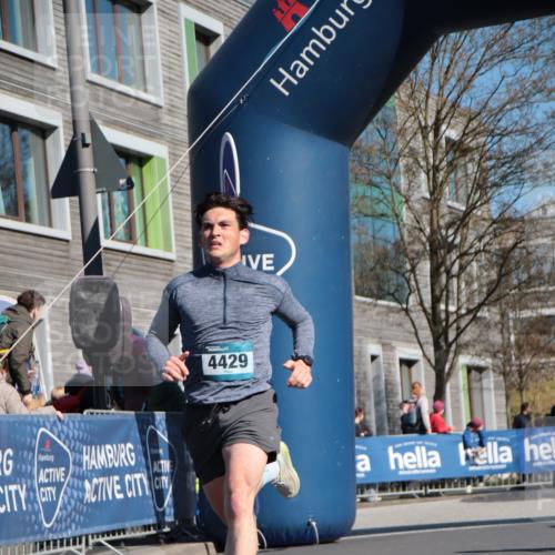 06.04.2025 - 44. Internationalen Wilhelmsburger Insellauf A. Gomolzig http://msf.ph/oto/7572462 06.04.2025 10:44:15 Ziel 3057, 3232, 3489, 4429, 5064 meine-sportfotos.de