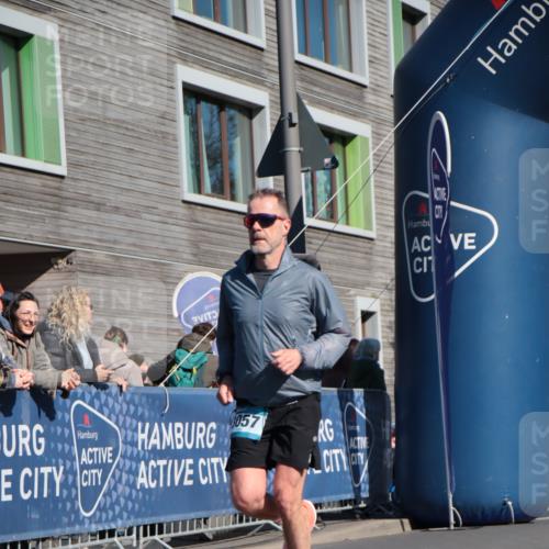06.04.2025 - 44. Internationalen Wilhelmsburger Insellauf A. Gomolzig http://msf.ph/oto/7572486 06.04.2025 10:44:13 Ziel 3057, 3232, 3489, 4397, 4429, 5064 meine-sportfotos.de
