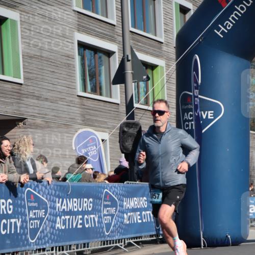 06.04.2025 - 44. Internationalen Wilhelmsburger Insellauf A. Gomolzig http://msf.ph/oto/7572494 06.04.2025 10:44:13 Ziel 3057, 3232, 3489, 4397, 4429, 5064 meine-sportfotos.de