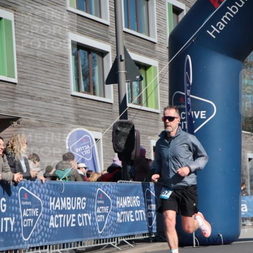 06.04.2025 - 44. Internationalen Wilhelmsburger Insellauf A. Gomolzig http://msf.ph/oto/7572499 06.04.2025 10:44:13 Ziel 3057, 3232, 3489, 4397, 4429, 5064 meine-sportfotos.de
