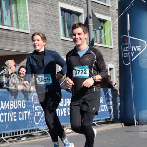 06.04.2025 - 44. Internationalen Wilhelmsburger Insellauf A. Gomolzig http://msf.ph/oto/7572520 06.04.2025 10:44:05 Ziel 3772, 3959, 4084, 4397 meine-sportfotos.de