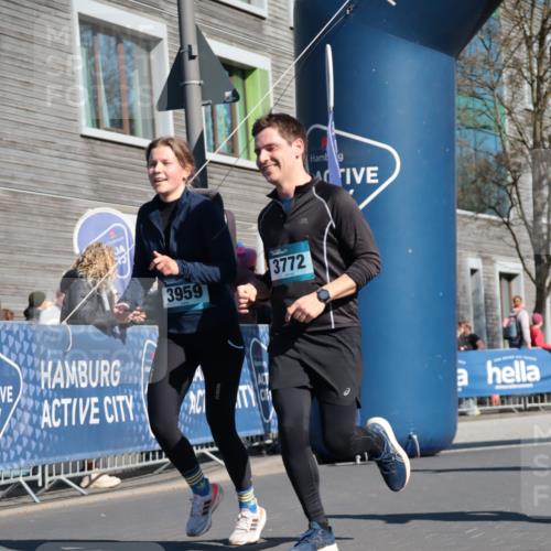 06.04.2025 - 44. Internationalen Wilhelmsburger Insellauf A. Gomolzig http://msf.ph/oto/7572534 06.04.2025 10:44:05 Ziel 3772, 3959, 4084, 4397 meine-sportfotos.de