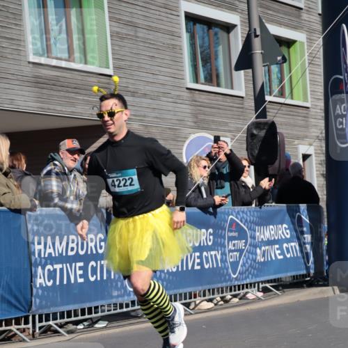 06.04.2025 - 44. Internationalen Wilhelmsburger Insellauf A. Gomolzig http://msf.ph/oto/7572569 06.04.2025 10:43:58 Ziel 4222, 4509, 5063 meine-sportfotos.de