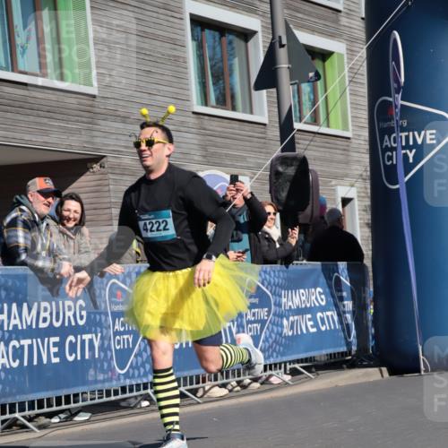 06.04.2025 - 44. Internationalen Wilhelmsburger Insellauf A. Gomolzig http://msf.ph/oto/7572573 06.04.2025 10:43:58 Ziel 4222, 4509, 5063 meine-sportfotos.de