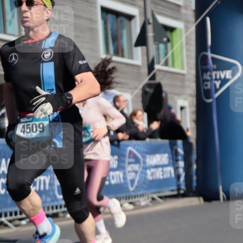 06.04.2025 - 44. Internationalen Wilhelmsburger Insellauf A. Gomolzig http://msf.ph/oto/7572613 06.04.2025 10:43:54 Ziel 3219, 3268, 4144, 4222, 4509, 5063 meine-sportfotos.de