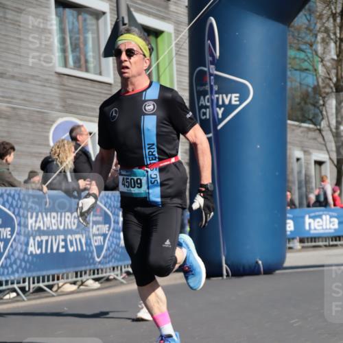 06.04.2025 - 44. Internationalen Wilhelmsburger Insellauf A. Gomolzig http://msf.ph/oto/7572628 06.04.2025 10:43:54 Ziel 3219, 3268, 4144, 4222, 4509, 5063 meine-sportfotos.de
