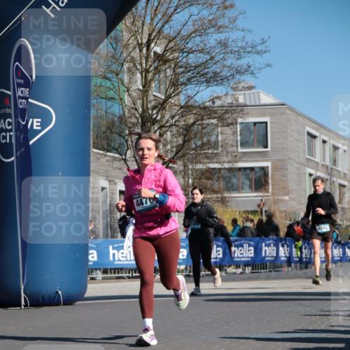06.04.2025 - 44. Internationalen Wilhelmsburger Insellauf A. Gomolzig http://msf.ph/oto/7572747 06.04.2025 10:43:41 Ziel 3735, 4476, 4502, 4536 meine-sportfotos.de