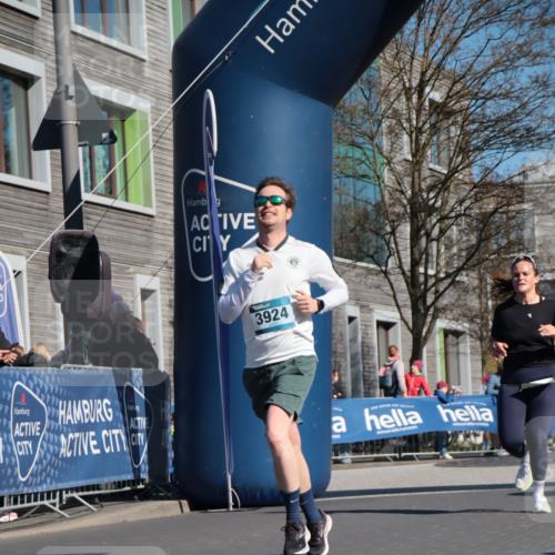 06.04.2025 - 44. Internationalen Wilhelmsburger Insellauf A. Gomolzig http://msf.ph/oto/7572806 06.04.2025 10:43:34 Ziel 3735, 3821, 3924, 4446 meine-sportfotos.de