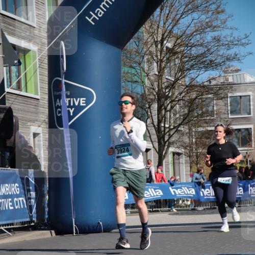 06.04.2025 - 44. Internationalen Wilhelmsburger Insellauf A. Gomolzig http://msf.ph/oto/7572813 06.04.2025 10:43:34 Ziel 3735, 3821, 3924, 4446 meine-sportfotos.de