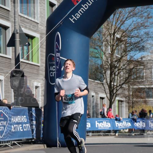 06.04.2025 - 44. Internationalen Wilhelmsburger Insellauf A. Gomolzig http://msf.ph/oto/7572858 06.04.2025 10:43:27 Ziel 3158, 3821, 3827, 4395, 4446 meine-sportfotos.de