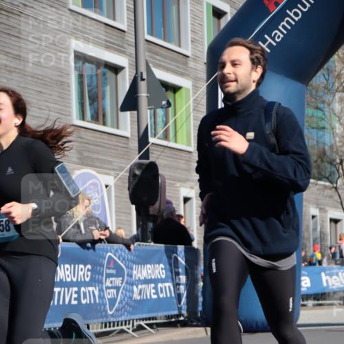 06.04.2025 - 44. Internationalen Wilhelmsburger Insellauf A. Gomolzig http://msf.ph/oto/7572888 06.04.2025 10:43:23 Ziel 3158, 3706, 3717, 3827, 4395, 4614 meine-sportfotos.de