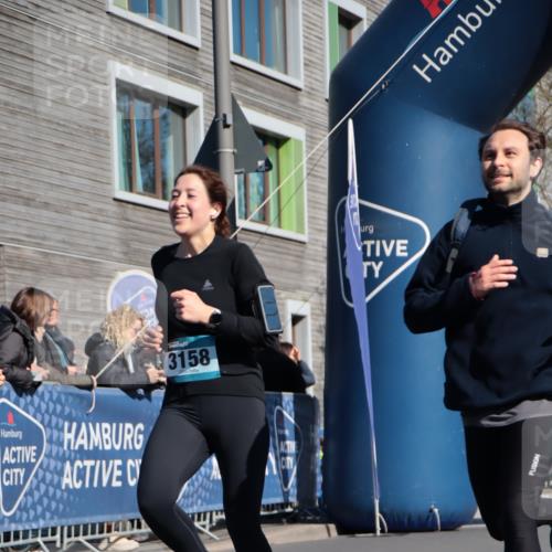 06.04.2025 - 44. Internationalen Wilhelmsburger Insellauf A. Gomolzig http://msf.ph/oto/7572897 06.04.2025 10:43:23 Ziel 3158, 3706, 3717, 3827, 4395, 4614 meine-sportfotos.de