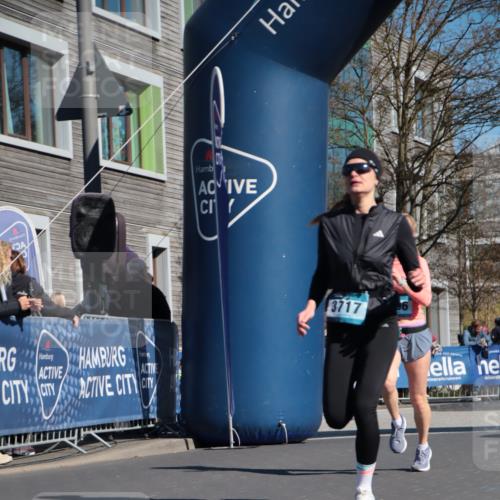 06.04.2025 - 44. Internationalen Wilhelmsburger Insellauf A. Gomolzig http://msf.ph/oto/7572922 06.04.2025 10:43:20 Ziel 3158, 3706, 3717, 3827, 4614 meine-sportfotos.de