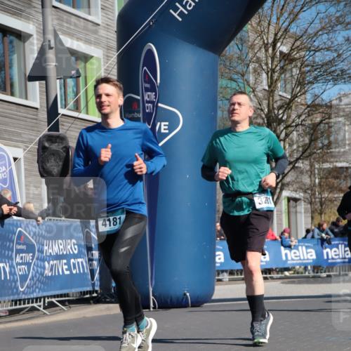 06.04.2025 - 44. Internationalen Wilhelmsburger Insellauf A. Gomolzig http://msf.ph/oto/7573032 06.04.2025 10:43:06 Ziel 3281, 3307, 3466, 3484, 3512, 3532, 3743, 3927, 4181, 4613 meine-sportfotos.de