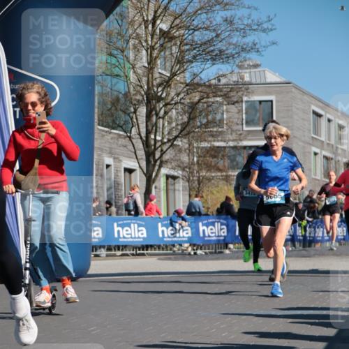 06.04.2025 - 44. Internationalen Wilhelmsburger Insellauf A. Gomolzig http://msf.ph/oto/7573493 06.04.2025 10:42:14 Ziel 3238, 3478, 3629, 3692, 3751, 3761, 4130, 4350, 4581, 5065, 5111 meine-sportfotos.de