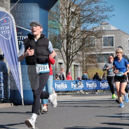 06.04.2025 - 44. Internationalen Wilhelmsburger Insellauf A. Gomolzig http://msf.ph/oto/7573501 06.04.2025 10:42:14 Ziel 3238, 3478, 3629, 3692, 3751, 3761, 4130, 4350, 4581, 5065, 5111 meine-sportfotos.de